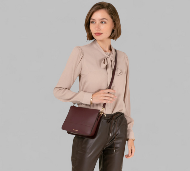 <h2><a href="/products/tiffany-schoudertas-bordeaux" title="Tiffany schoudertas — cherry paris"><em>Cherry Paris</em></a></h2>